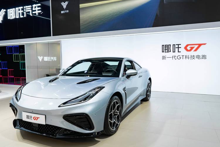 惠州67哪吒汽车在智能汽车领域的表现，领途汽车在新能源汽车市场中的影响力